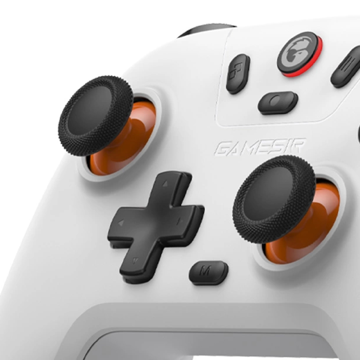 Dettaglio controller bianco GameSir: joystick neri testurizzati, base arancione, D-pad, pulsanti.