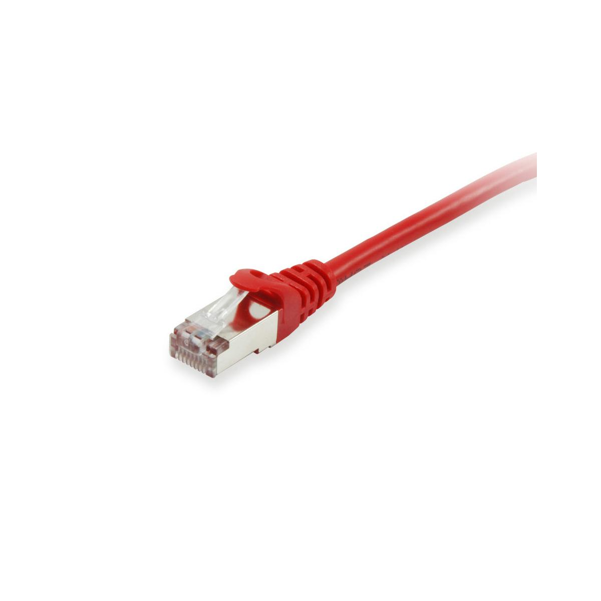 Un câble réseau rouge avec un connecteur argenté et une protection anti-traction rouge.
