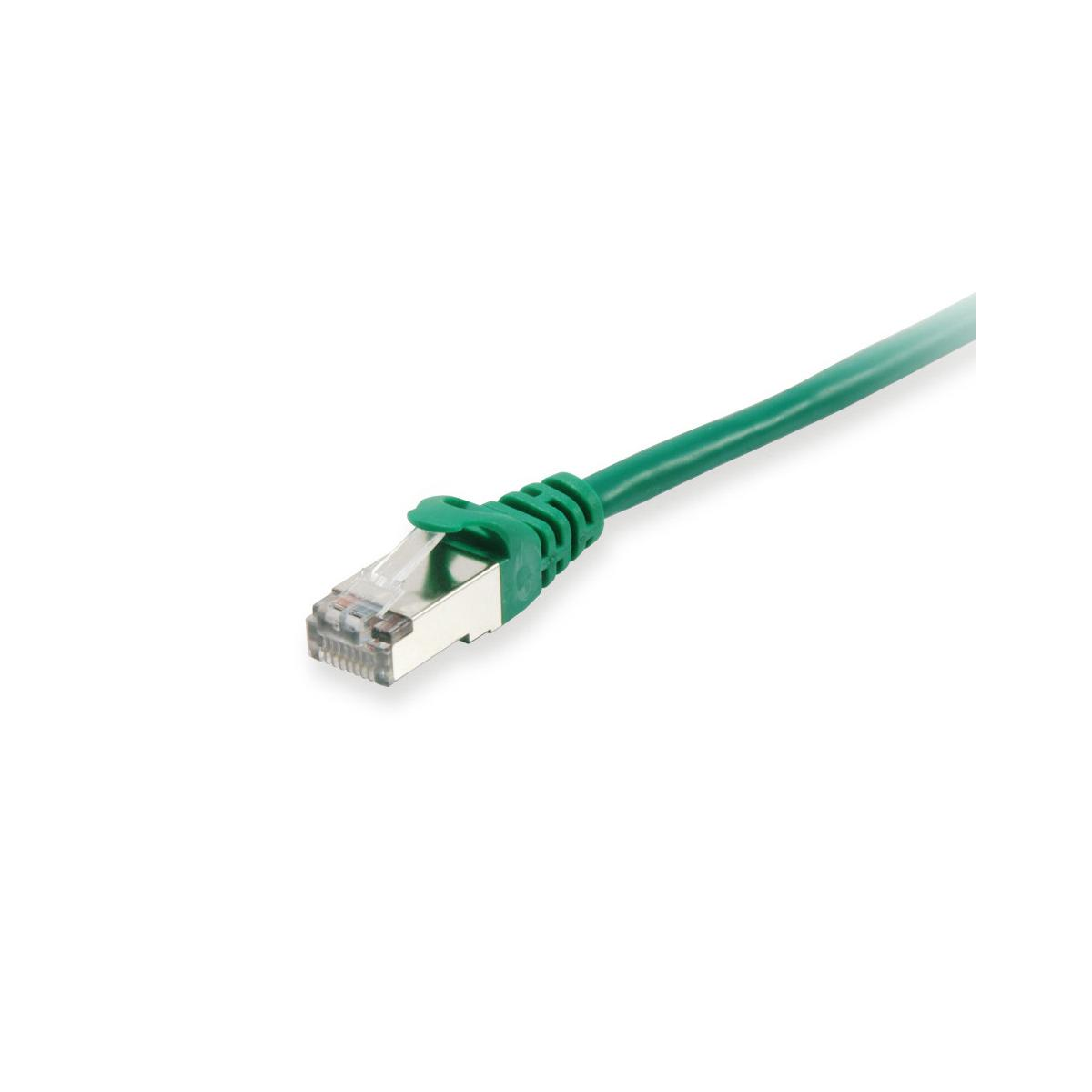 Un câble Ethernet vert avec connecteur RJ45 est montré sur fond blanc.