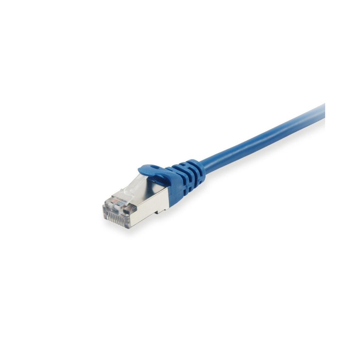 Un connecteur de câble Ethernet bleu avec connecteur argenté sur fond blanc.