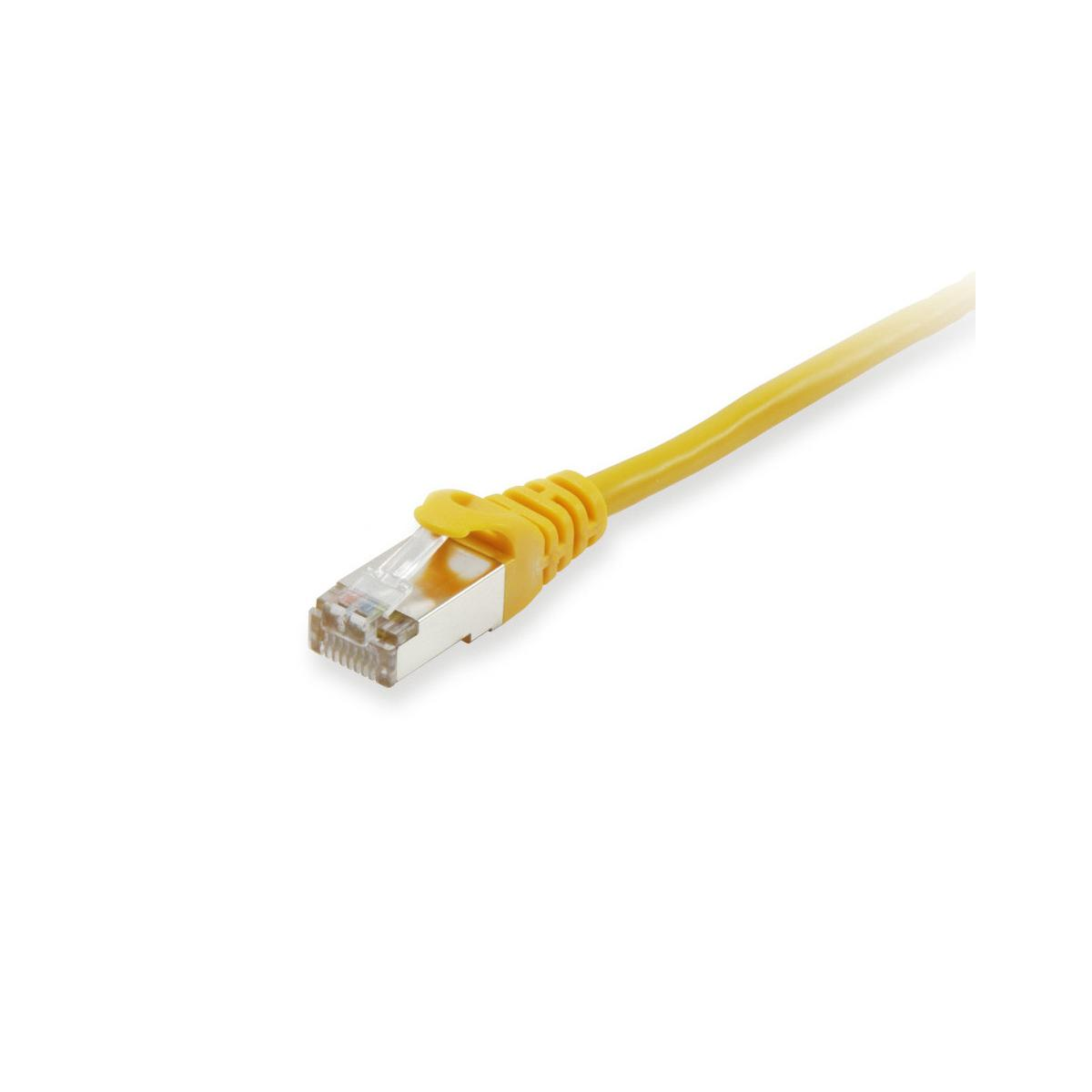 Un câble Ethernet jaune avec connecteur RJ45 argenté, sur fond blanc.