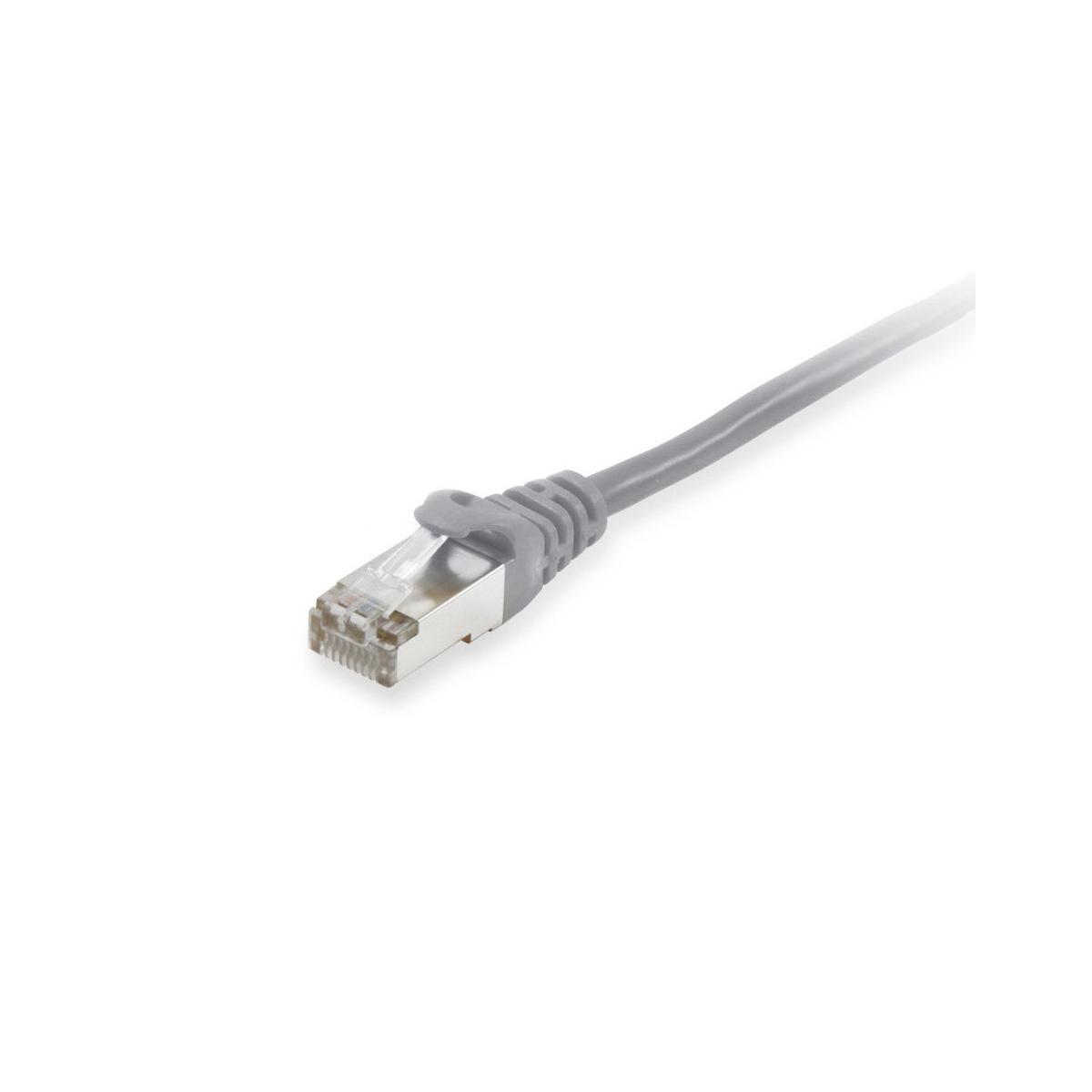Un cable Ethernet gris con un conector RJ45 plateado sobre fondo blanco.
