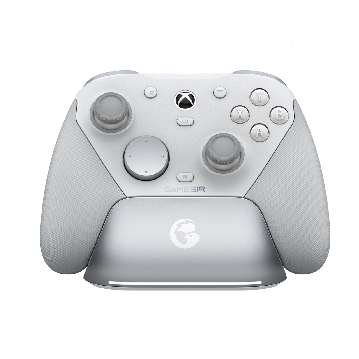 Un controller Xbox bianco e grigio con dock di ricarica. Il controller ha due levette analogiche.