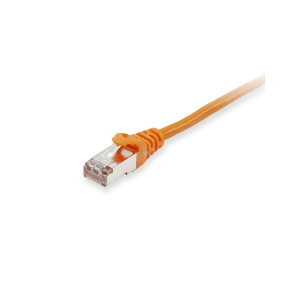 Un câble Ethernet orange avec un connecteur argenté sur fond blanc.