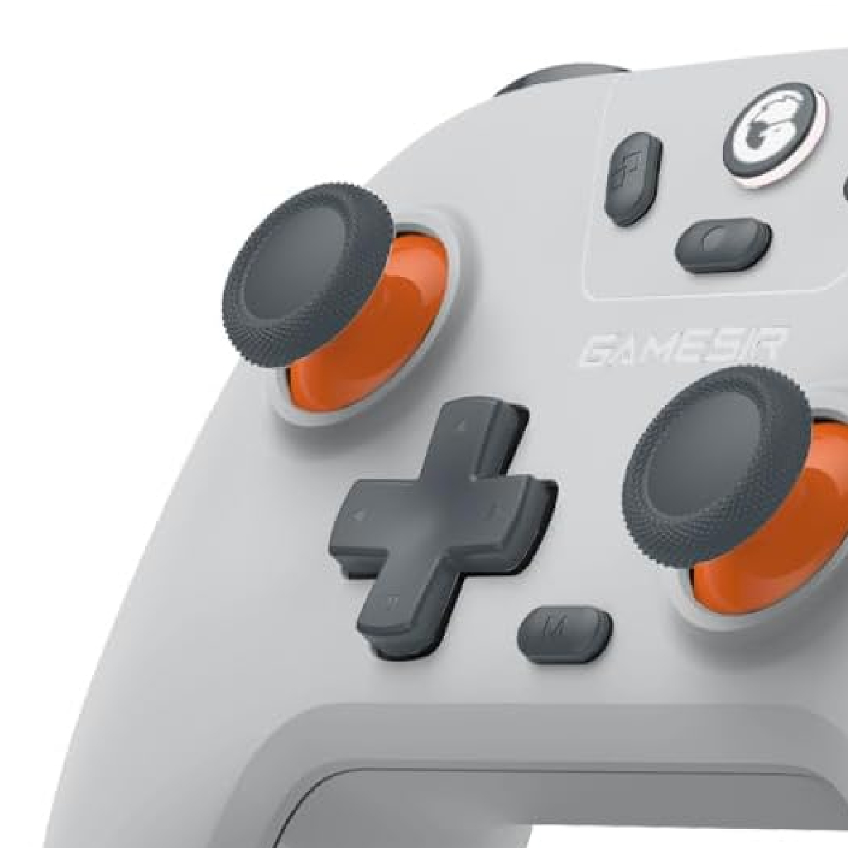 Controller da gioco grigio con accenti arancioni e pad direzionale.