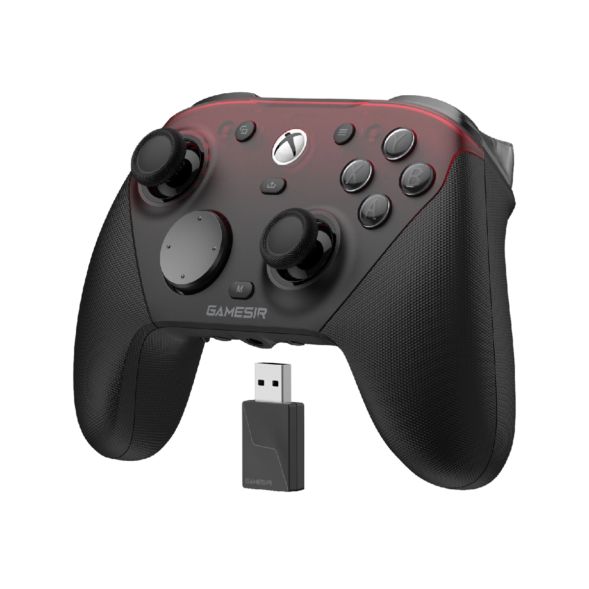 Ein schwarzer Xbox-Controller mit roten Akzenten und einem USB-Dongle steht auf weißem Grund.
