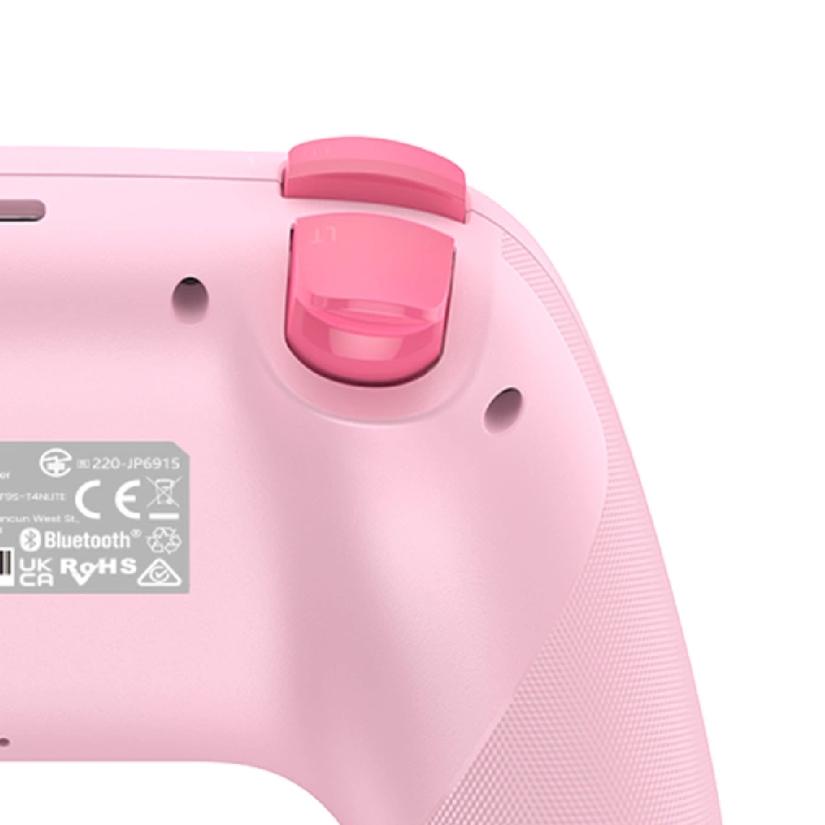 Primo piano di un controller rosa con pulsanti rosa e adesivi tecnici.