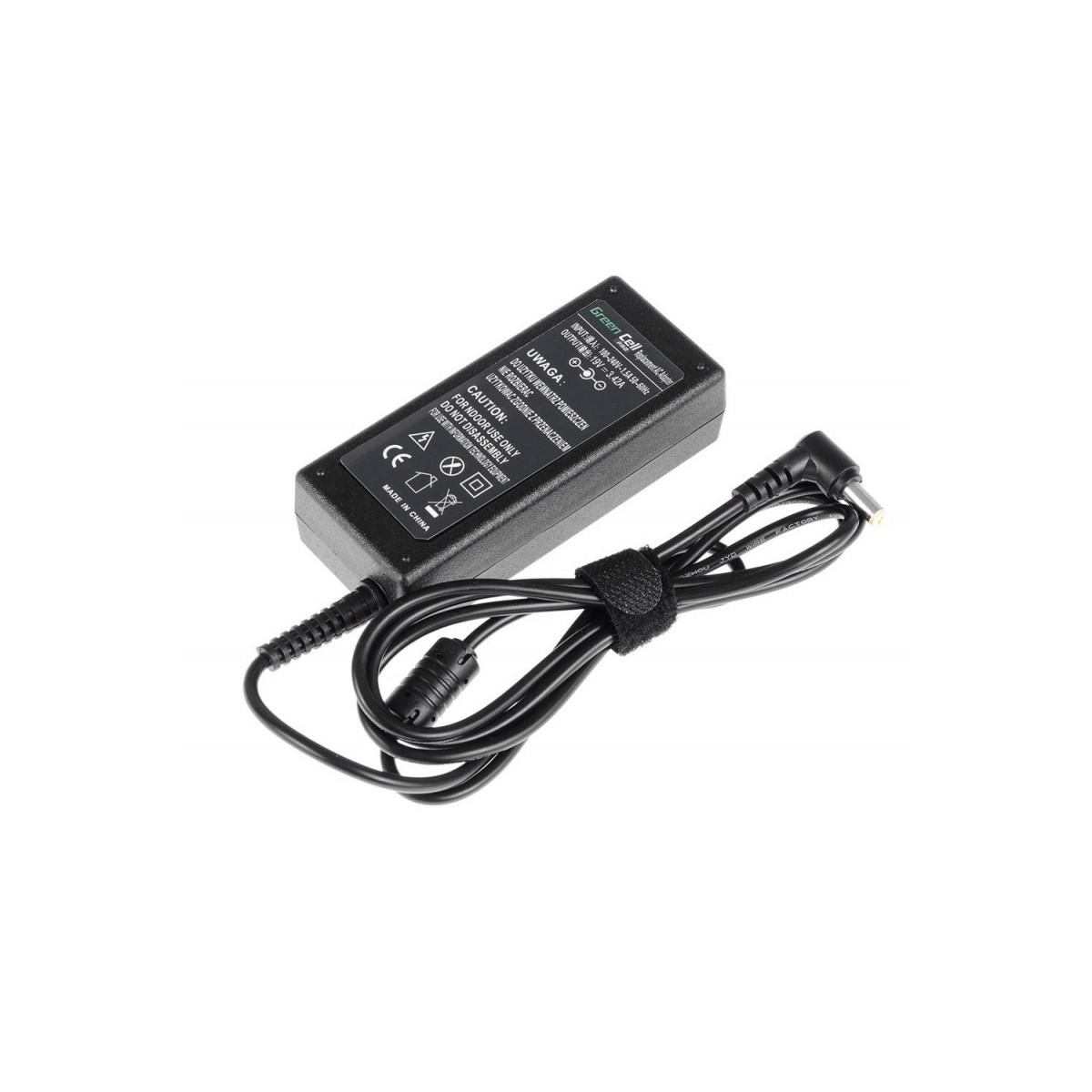 Adaptador de corriente negro para portátil con cables y etiquetas, sobre fondo blanco.