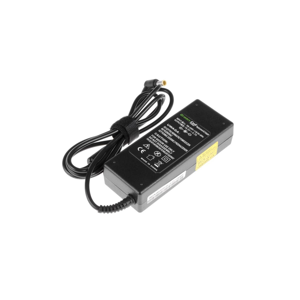 Schwarzer Laptop-Netzteil mit Kabel und Stecker. Aufschrift: Green Cell, Made in China.