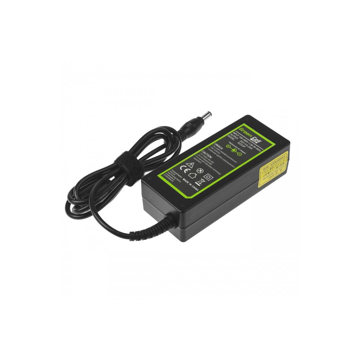 Schwarzes Netzteil mit Kabel und Stecker, beschriftet mit Green Cell.