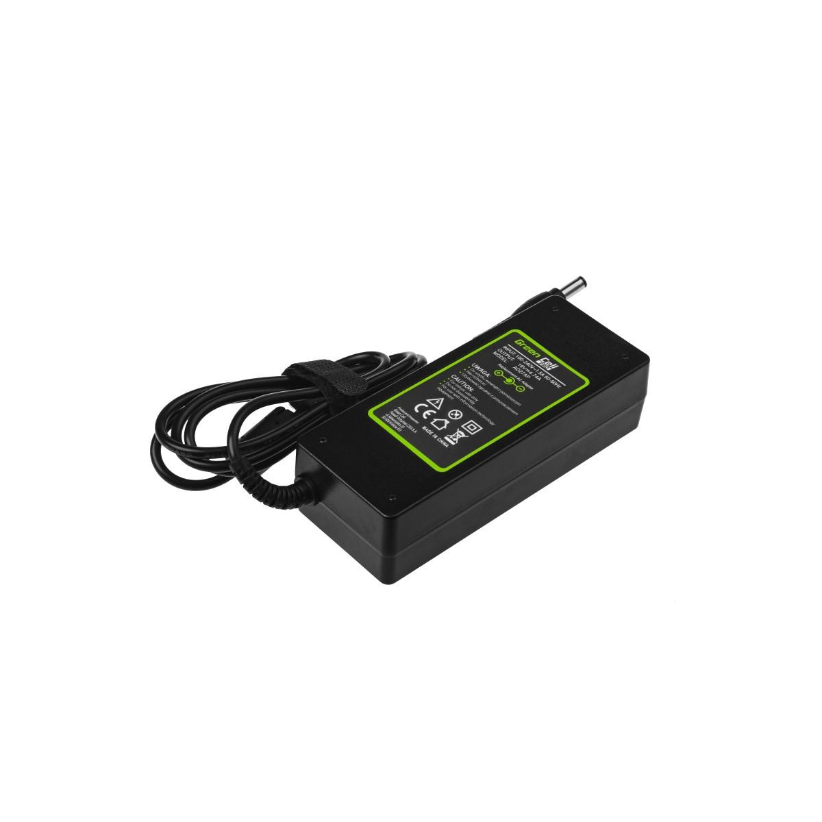 Schwarzer Laptop-Netzteil von Green Cell mit Kabel und Hinweisschildern.
