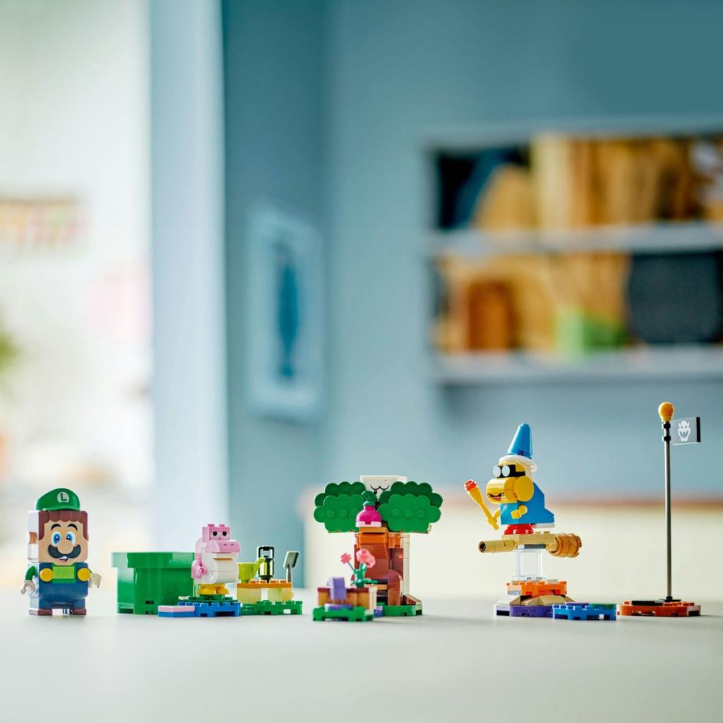 Luigi, Yoshi, ağaç ve Kamek Lego figürleri bloklarla.