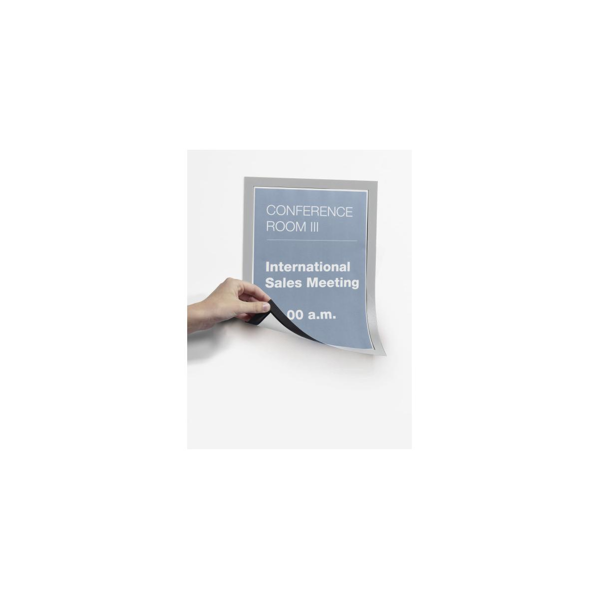 Hand befestigt ein Schild für Konferenzraum III, internationales Meeting um 00 Uhr.