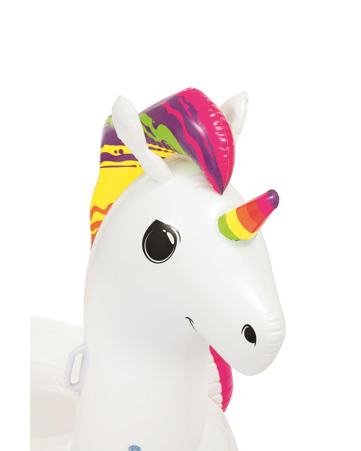 Unicornio inflable blanco con crin y cuerno coloridos, toma de cerca.