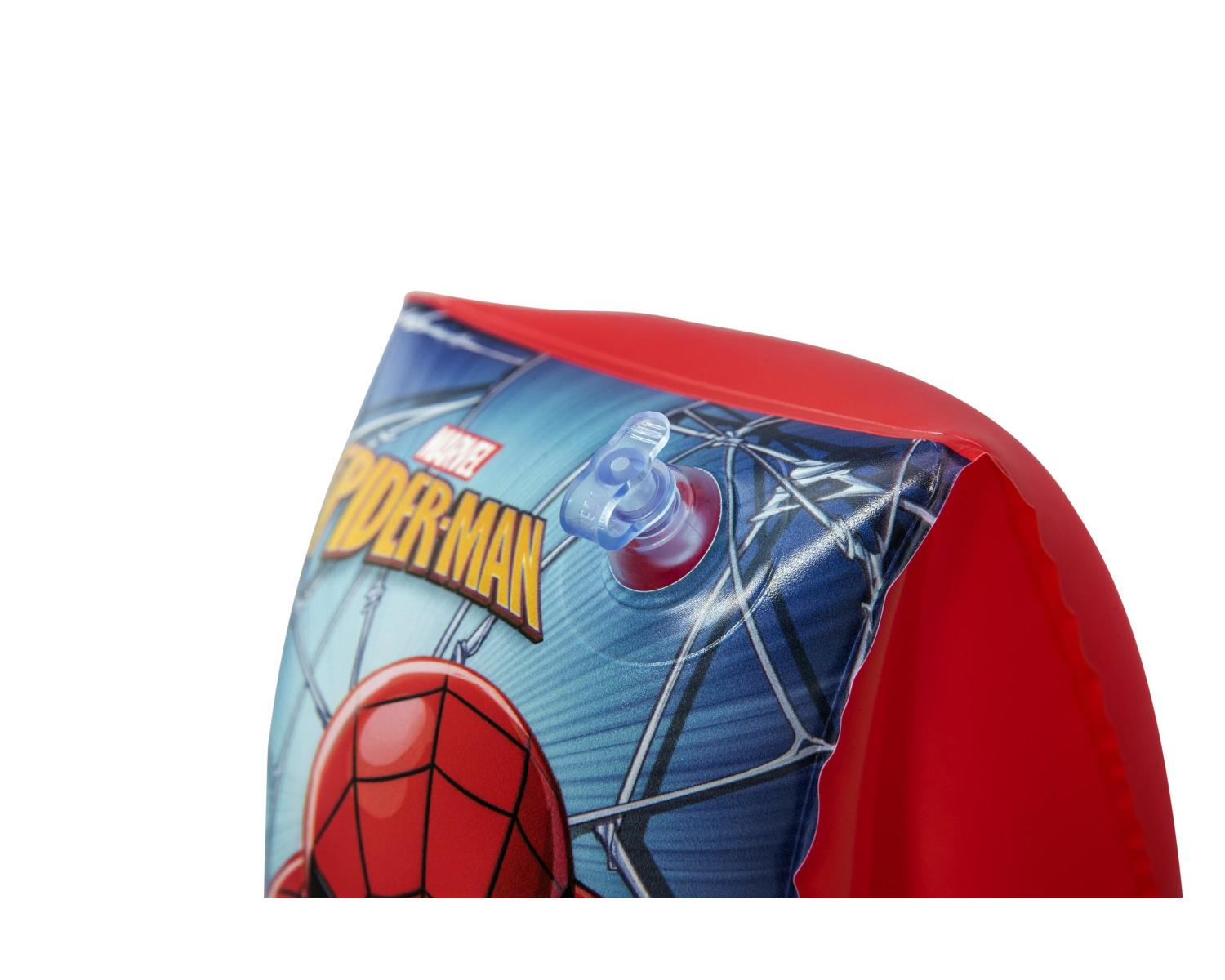 Ein aufblasbarer Schwimmflügel mit Spiderman-Motiv, rot mit blauem Hintergrund und Spinnennetzen.