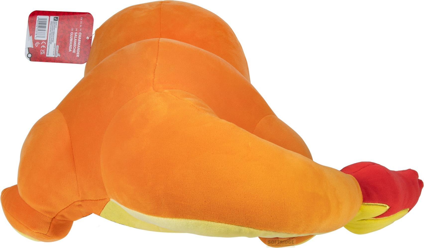 Un Salamèche en peluche orange avec un ventre jaune et une queue rouge.