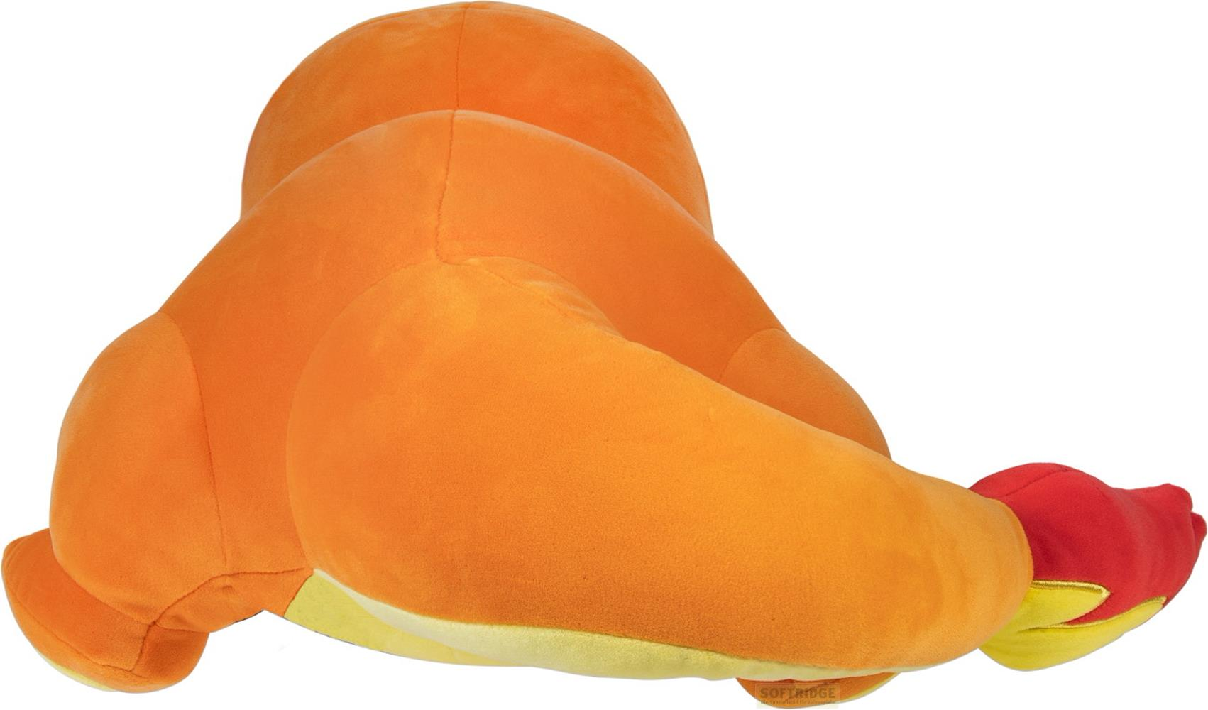 Peluche orange avec des accents rouges et jaunes, couchée sur le ventre.