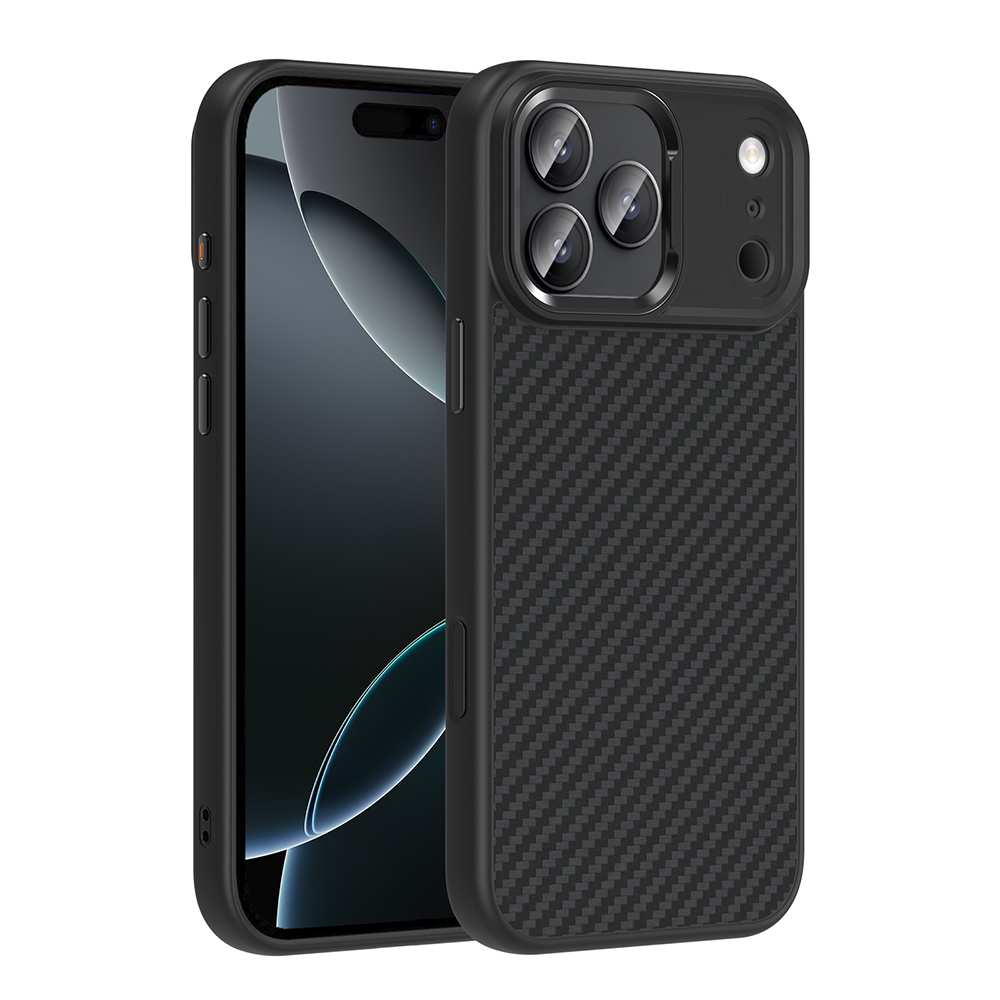 Karbon fiber desenli ve üçlü kamera kesimli siyah telefon kılıfı.