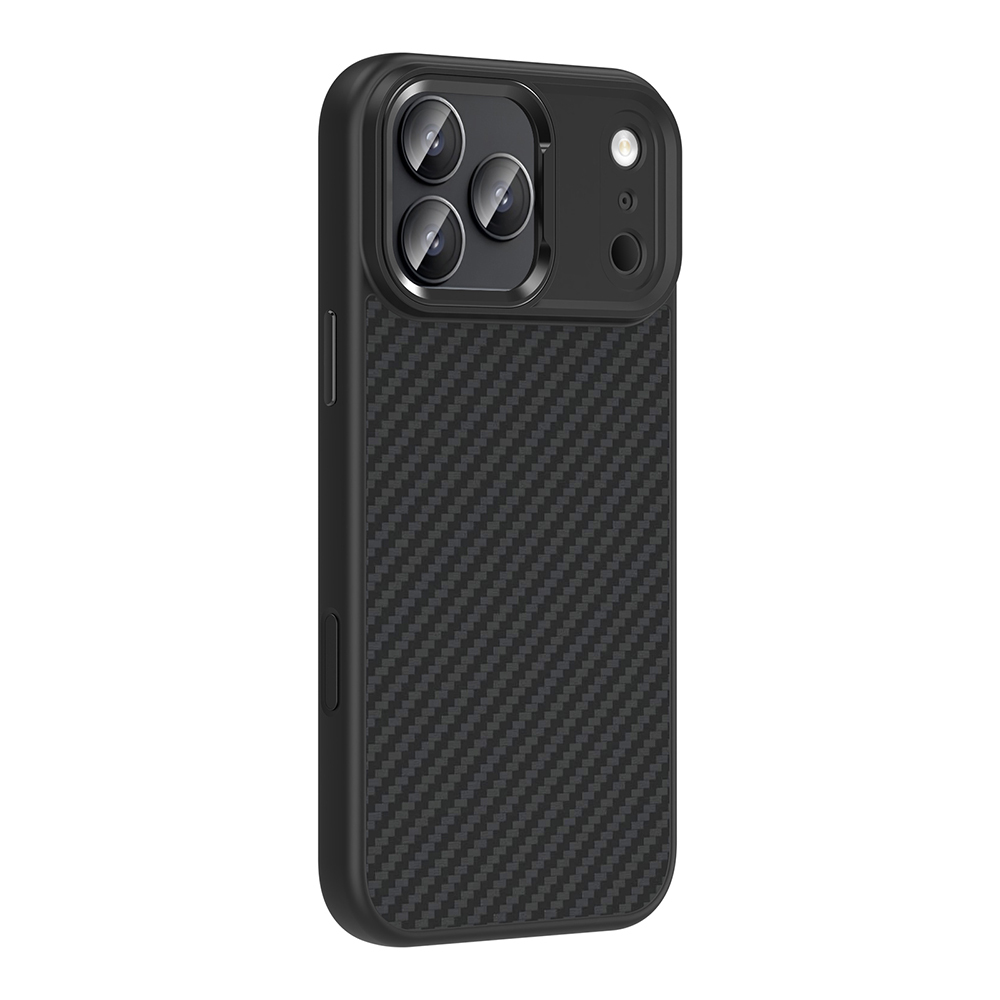 Karbon fiber desenli, üçlü kamera açıklıklı siyah telefon kılıfı.