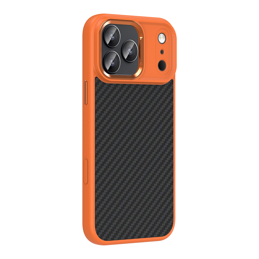 Siyah karbon desenli turuncu telefon kılıfı ve üç kamera lensi.