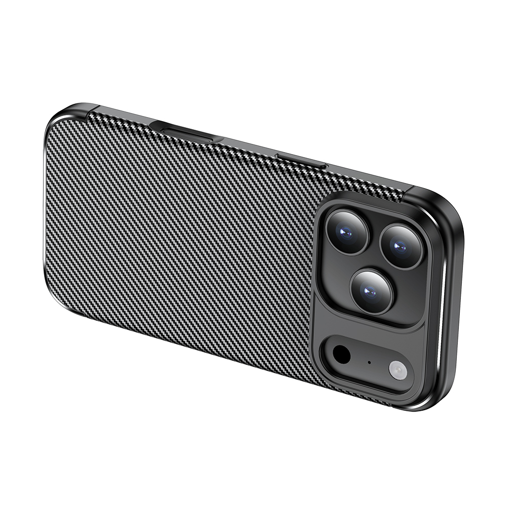 Karbon fiber desenli, üç lensli siyah telefon kılıfı.