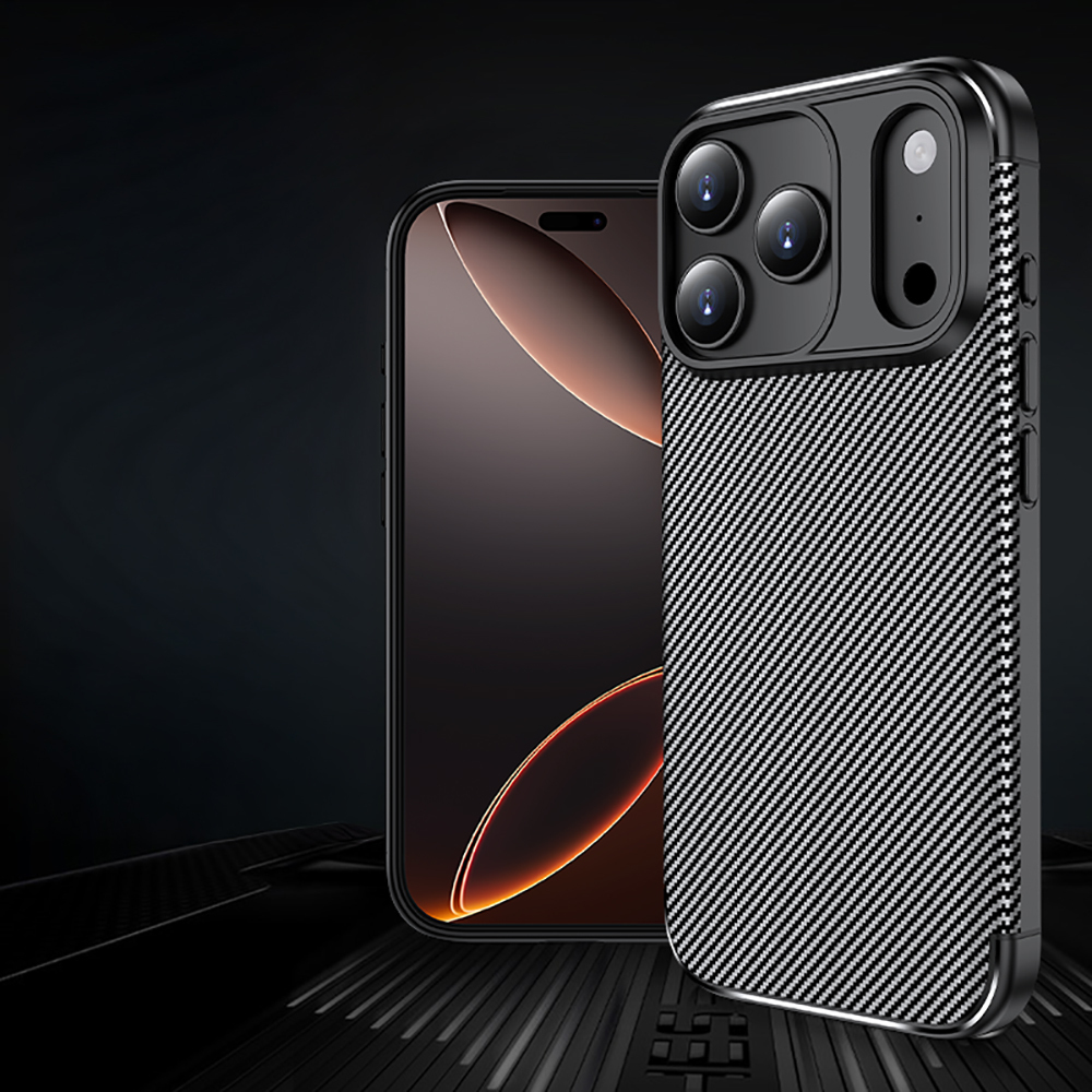 Karbon fiber kılıflı ve çoklu kameralı siyah bir telefon. Ekran parlak turuncu bir tasarım gösteriyor.