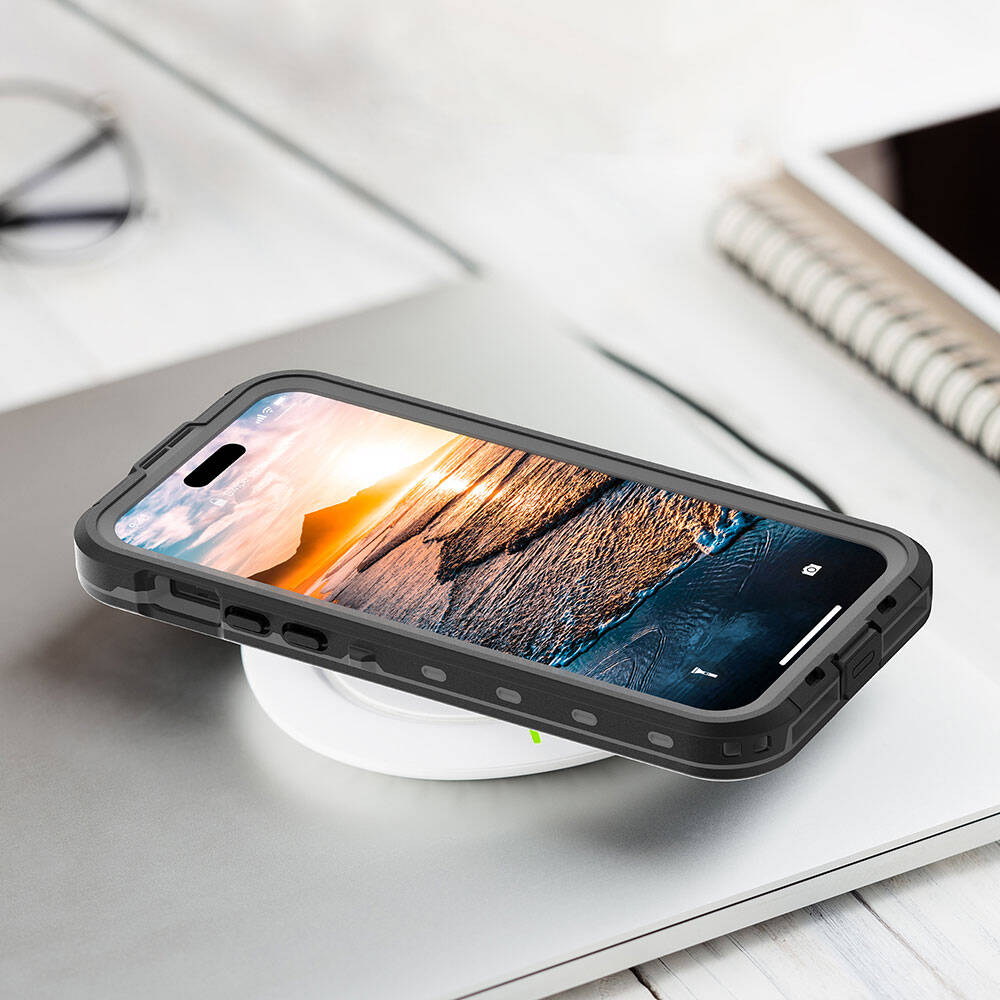 Gün batımı duvar kağıtlı siyah telefon kılıfı beyaz kablosuz şarj cihazında.