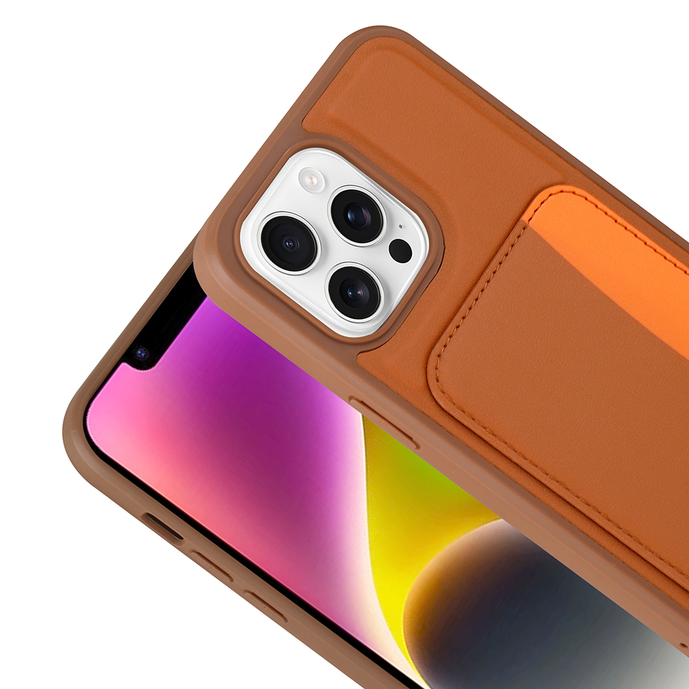 Pembe ve sarı arka plana sahip bir telefonda kart yuvalı kahverengi telefon kılıfı.