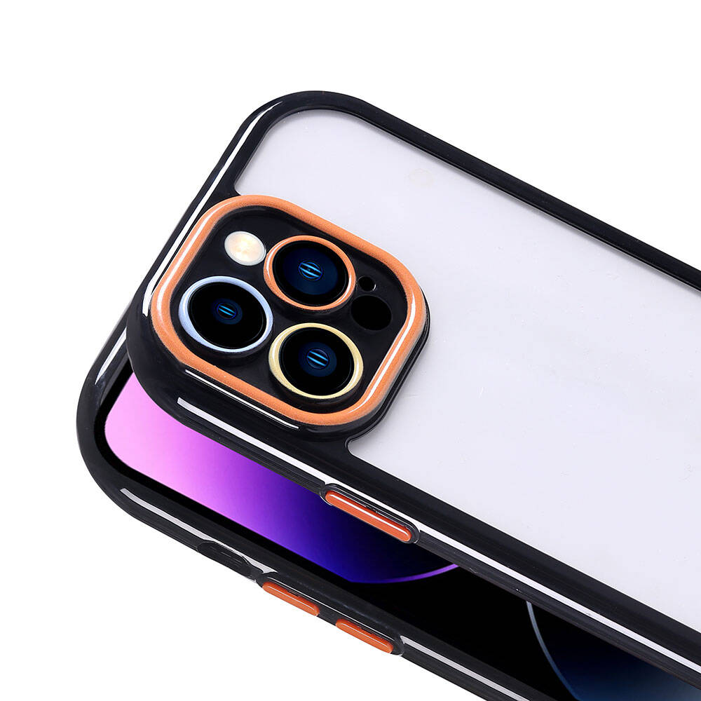 Kamera lenslerinin etrafında turuncu vurgulu siyah telefon kılıfı yakından.