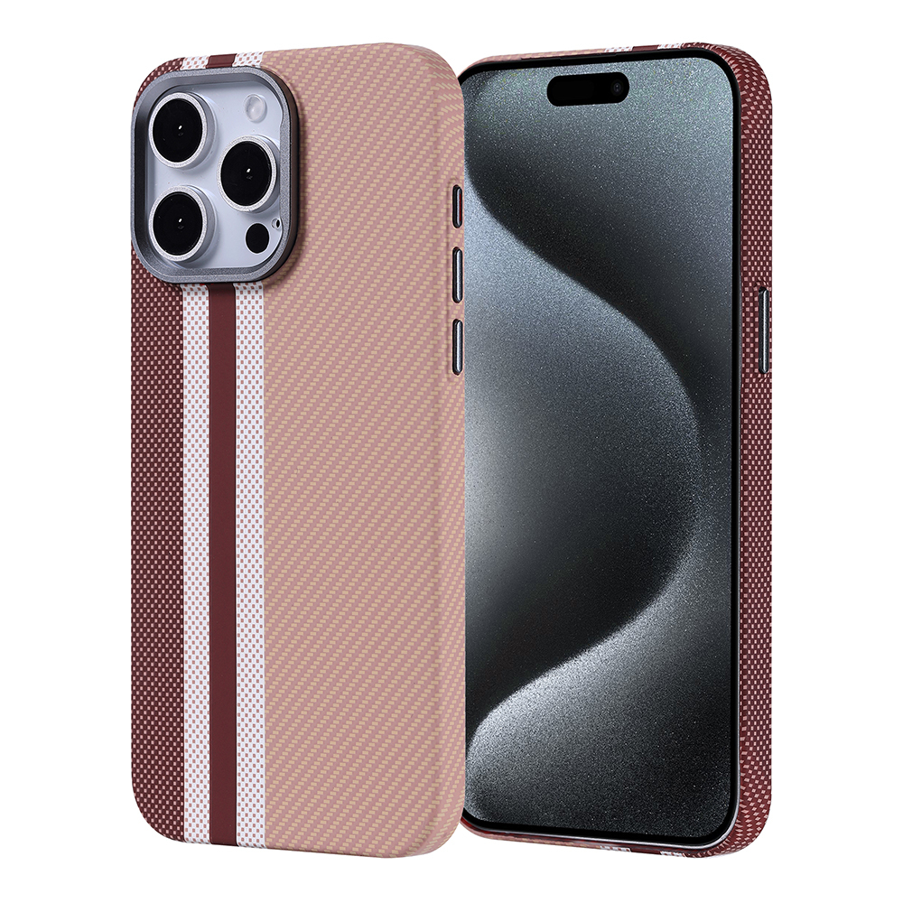 Kameralı, çizgili ve karbon dokulu kılıflı bir telefon.