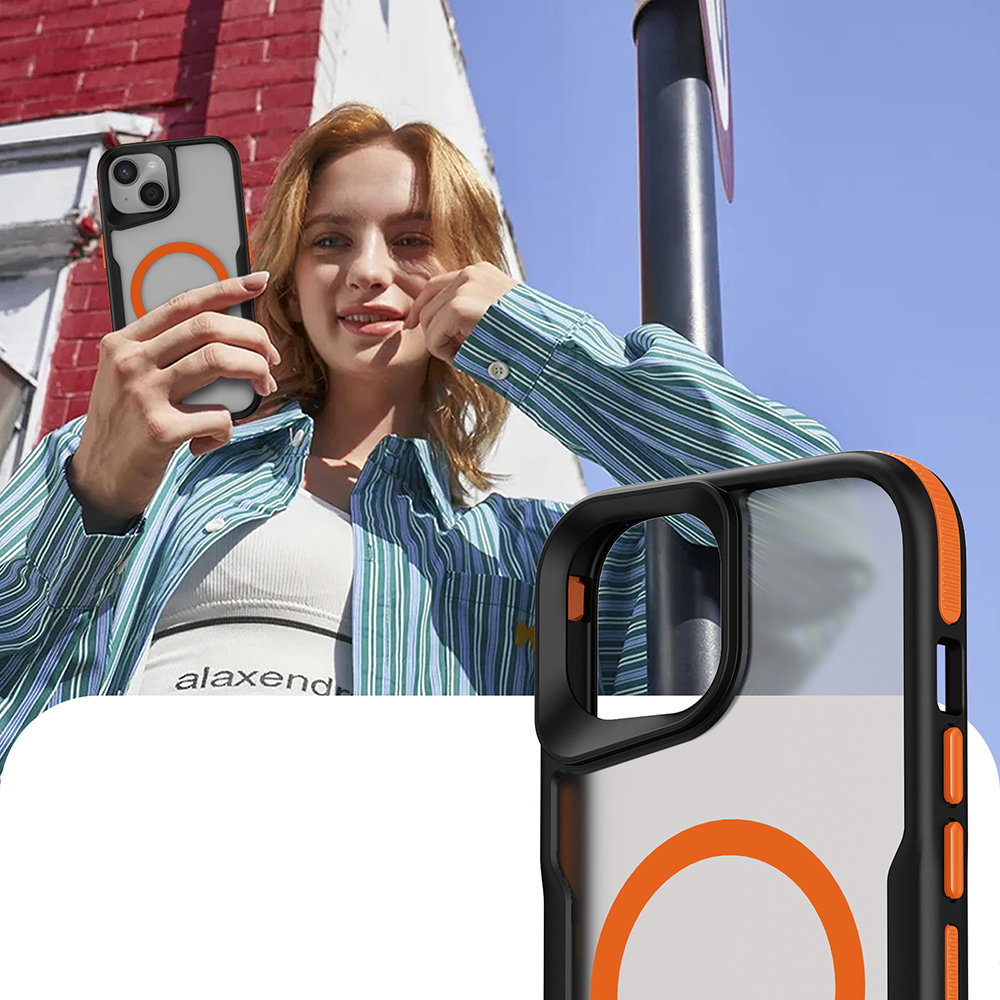Kırmızı tuğla binanın önünde kılıflı telefon tutan kadın.