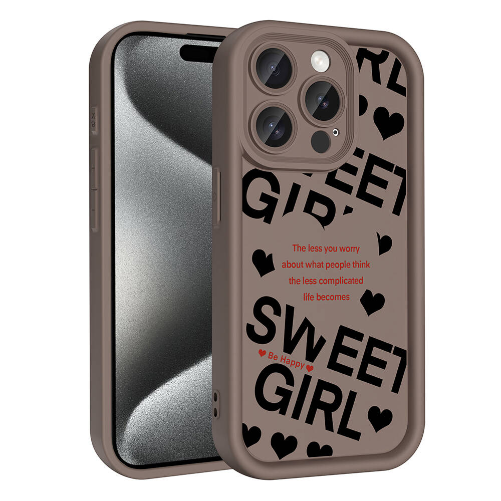Üzerinde 'GIRL SWEET' yazısı ve alıntıları olan kahverengi telefon kılıfı.