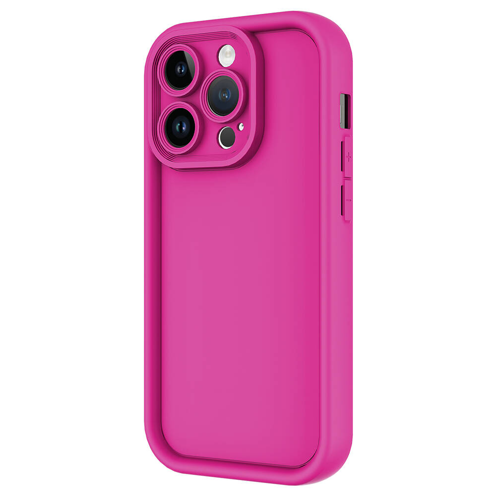 Üç lensli kamera modülüne sahip parlak pembe telefon kılıfı.