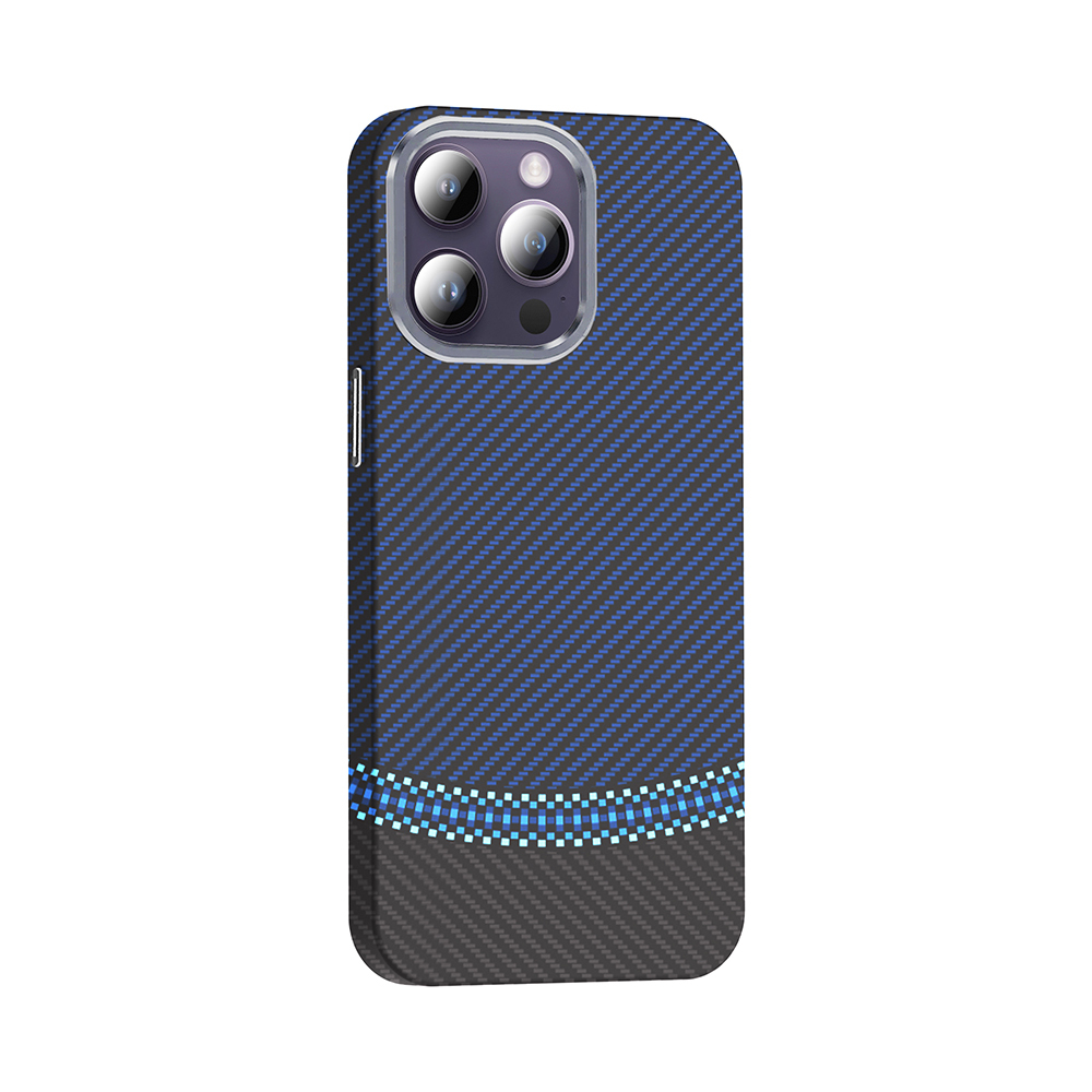 Karbon fiber desenli, mavi ve siyah telefon kılıfı, kamera kesiklidir.