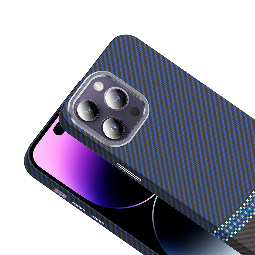 Kamera modülüne sahip beyaz arka plan üzerinde mavi karbon fiber telefon kılıfı.