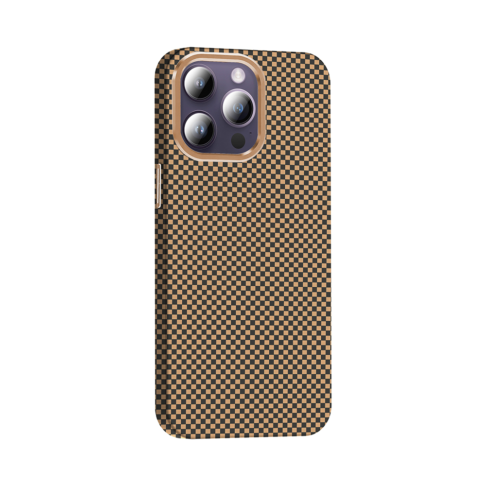 Kareli desenli ve kamera modüllü bir telefon.
