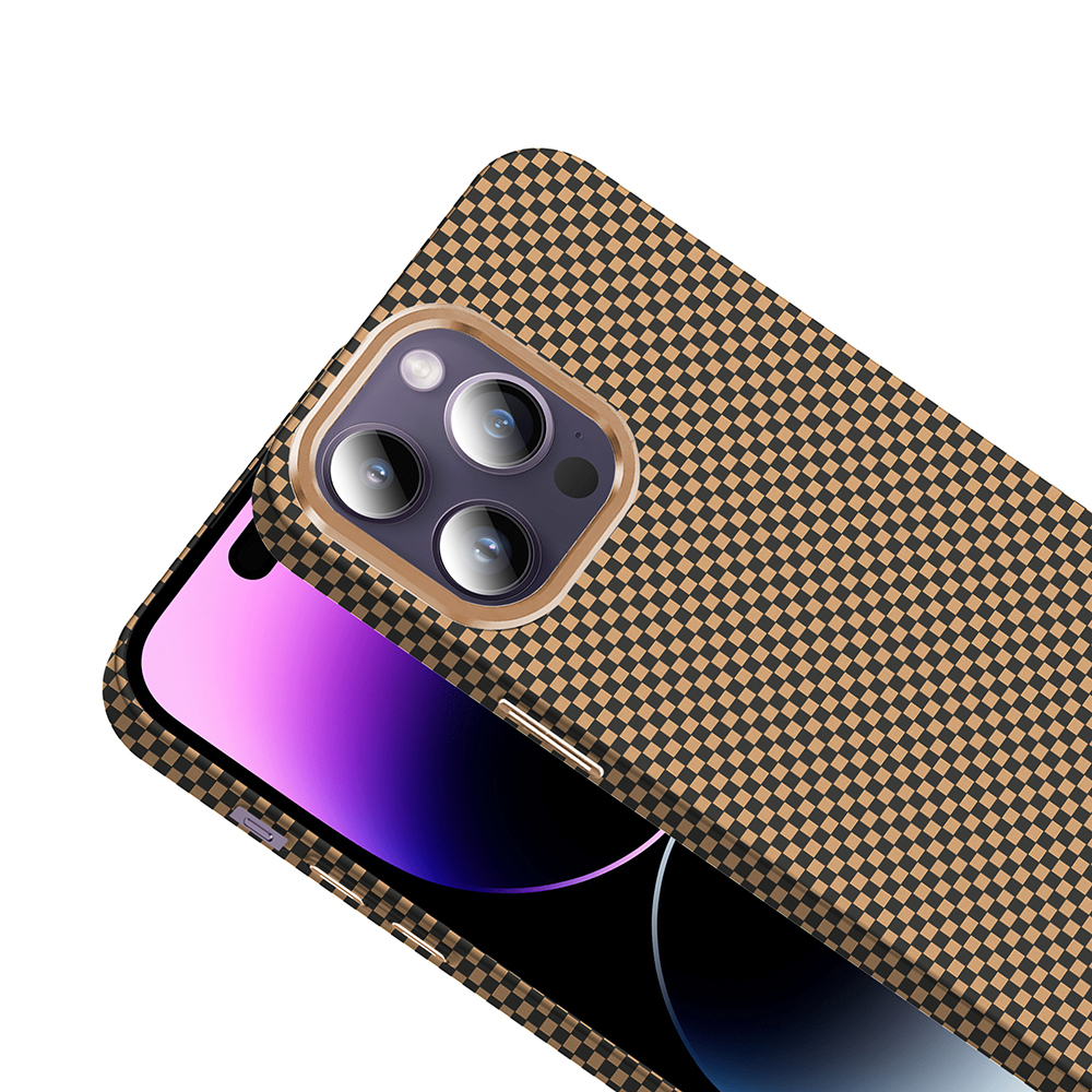 Kahverengi ve siyah damalı desenli, üçlü kameralı bir telefon.