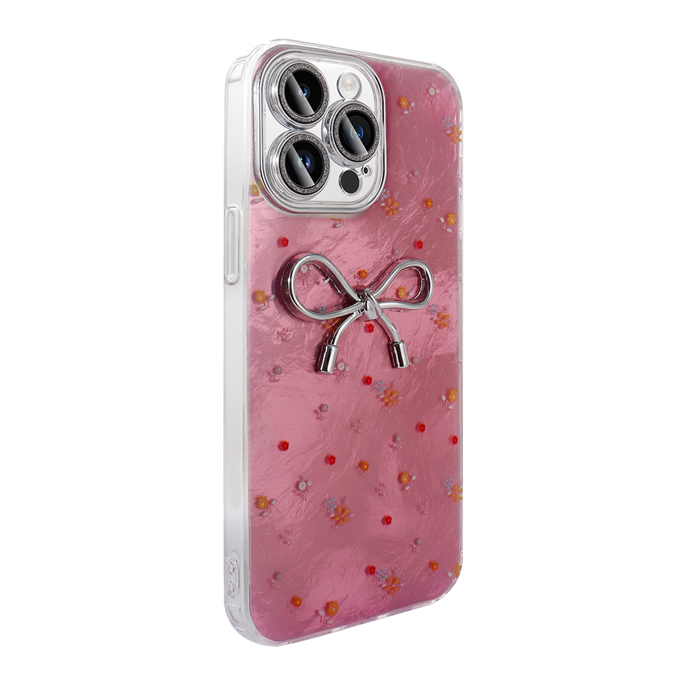 Gümüş fiyonk takı detaylı, çiçek desenli pembe telefon kılıfı.