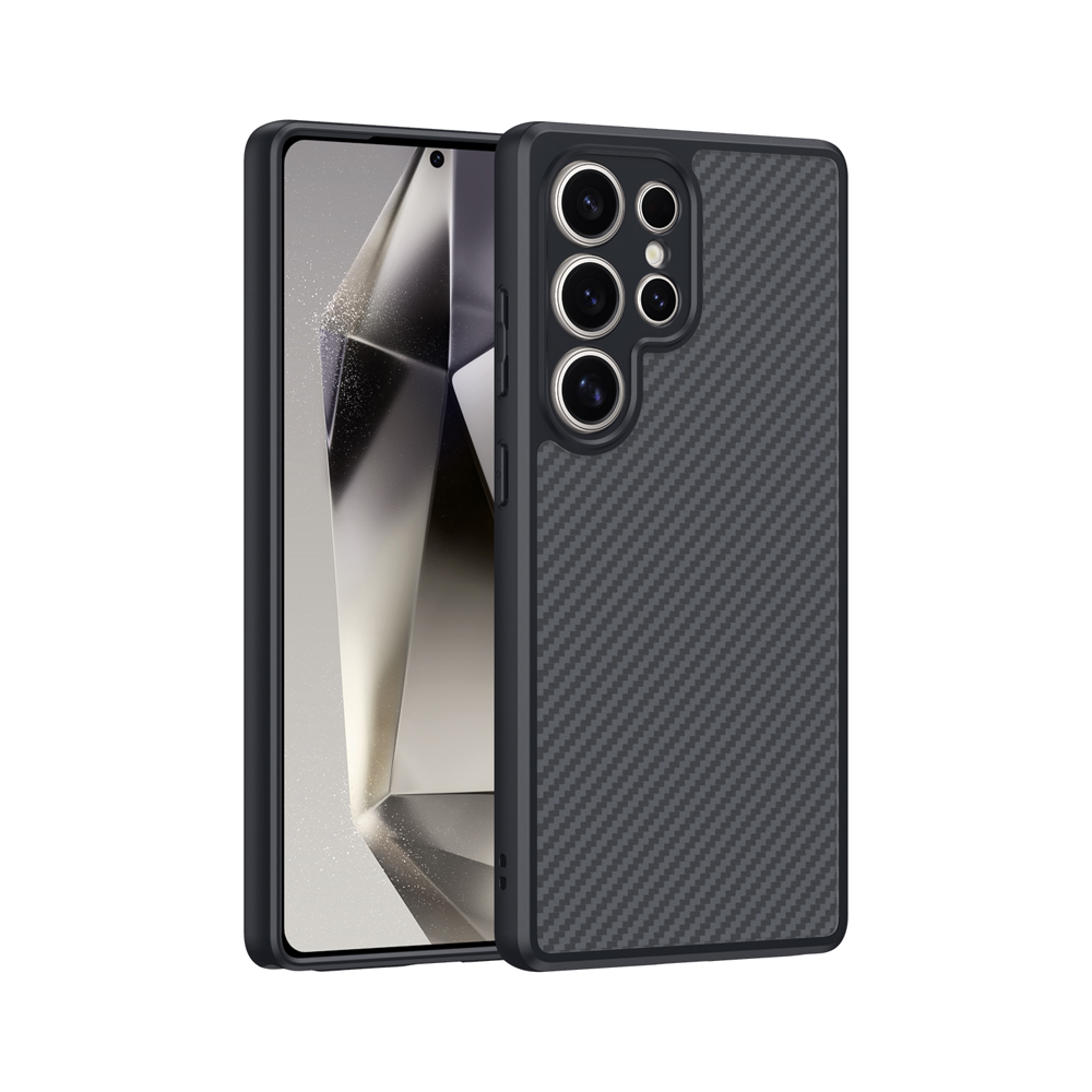 Beyaz arka plan üzerinde kamera kesimli koyu karbon fiber telefon kılıfı.