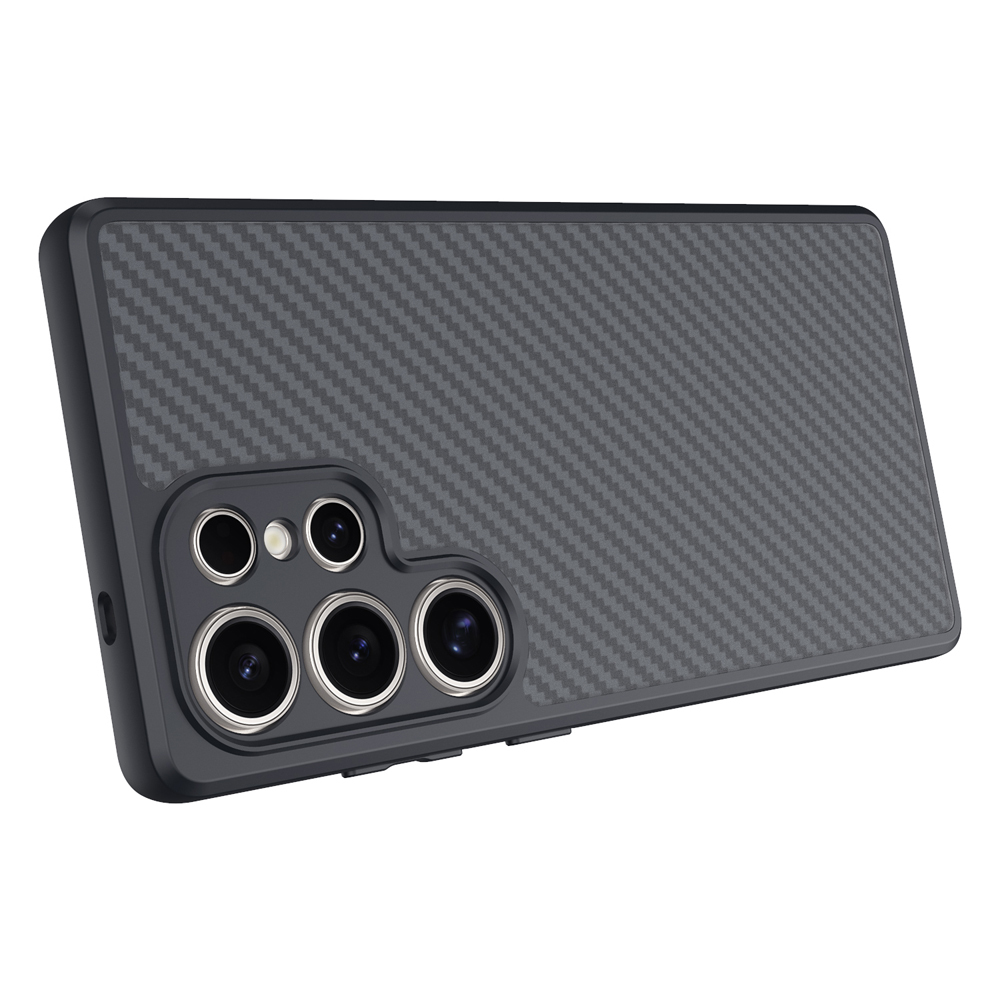 Karbon fiber dokulu koyu gri telefon kılıfı ve görünür kamera lensleri.