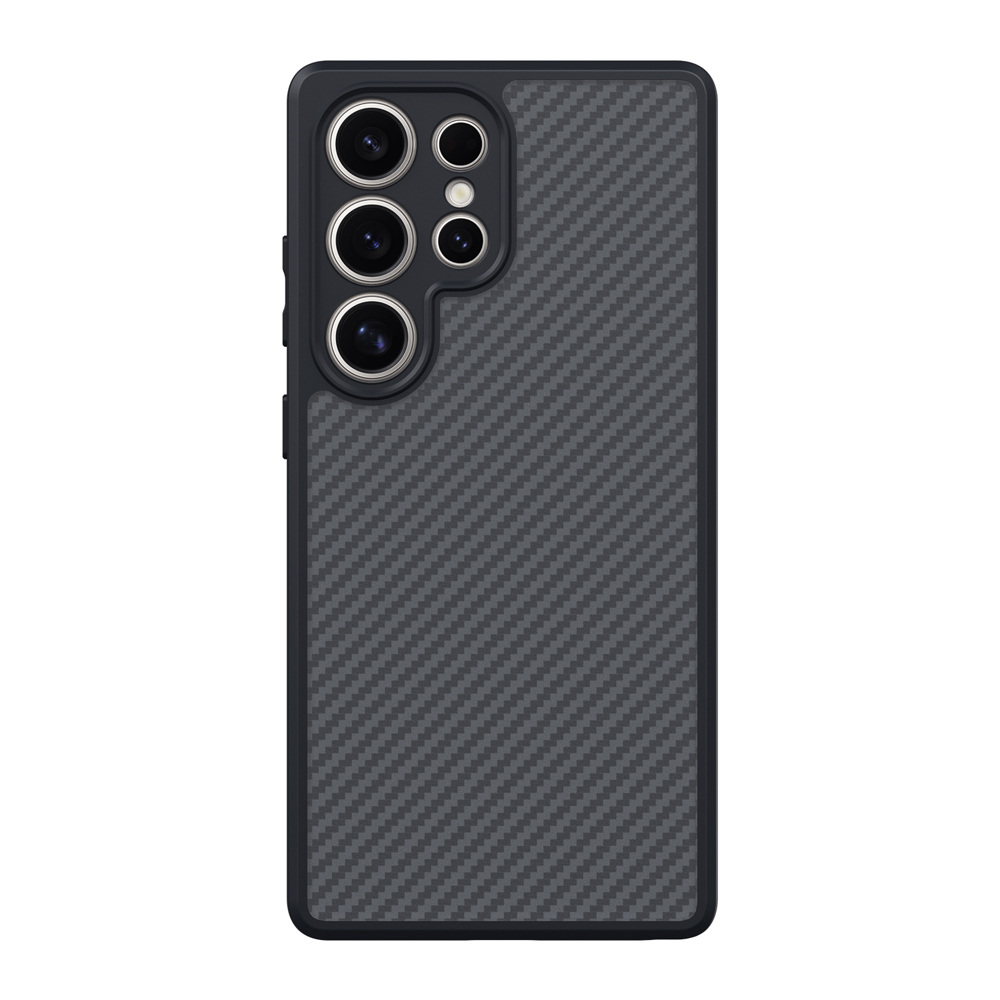 Sol tarafta kamera çıkıntısı ve karbon fiber desenli koyu gri telefon kılıfı.