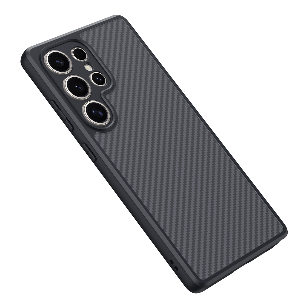 Karbon fiber arka ve belirgin kamera modülüne sahip koyu gri telefon.
