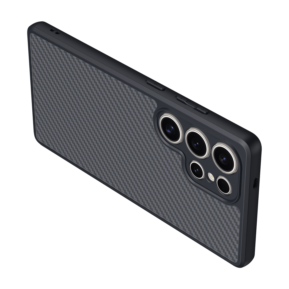Karbon fiber arka ve kamera modülüne sahip koyu gri akıllı telefon.