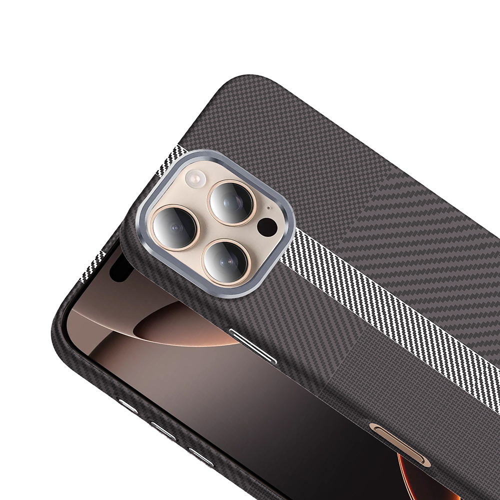 Üçlü kamera kesimli ve beyaz şeritli koyu gri karbon fiber telefon kılıfı.