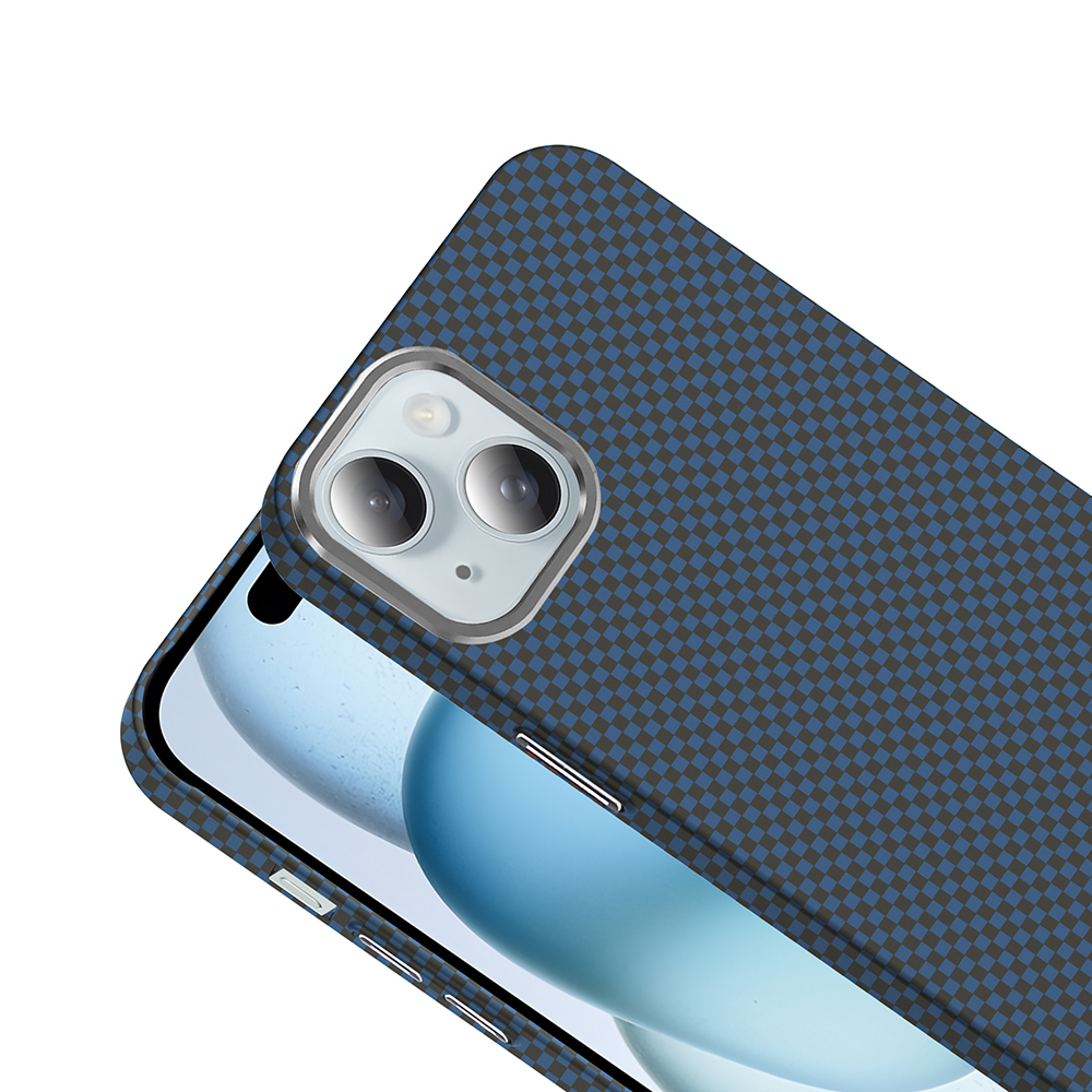 Mavi kareli telefon kılıfı bir akıllı telefonu kaplar.