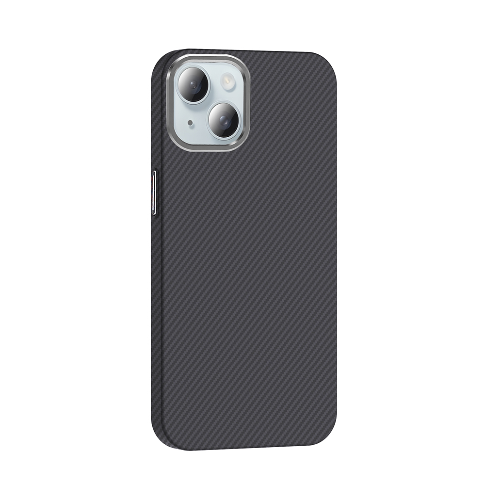 Karbon desenli, gümüş kamera çerçeveli koyu gri telefon kılıfı.