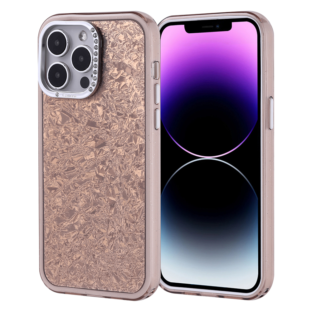 Pembe altın dokulu telefon kılıfı, kamera kesikliğiyle, telefonun yanında.