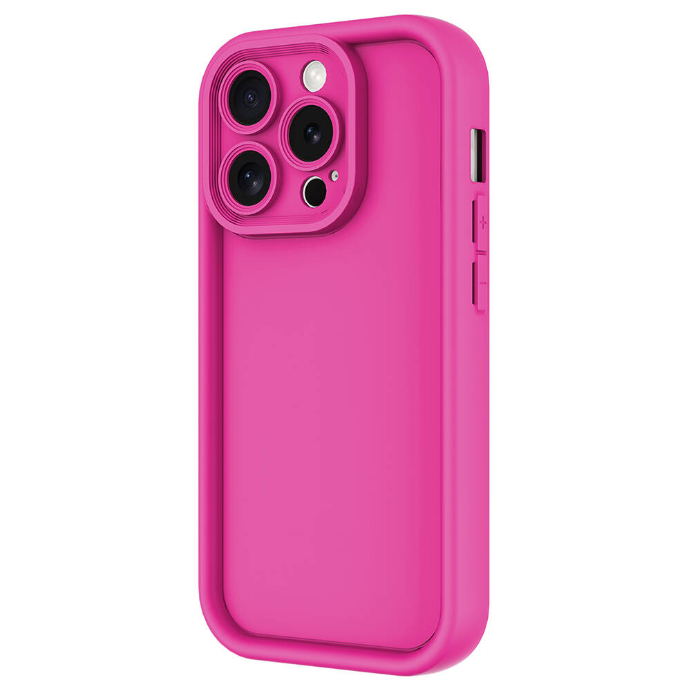 Arkada üç kamera lensi ve flaşa sahip pembe telefon kılıfı.