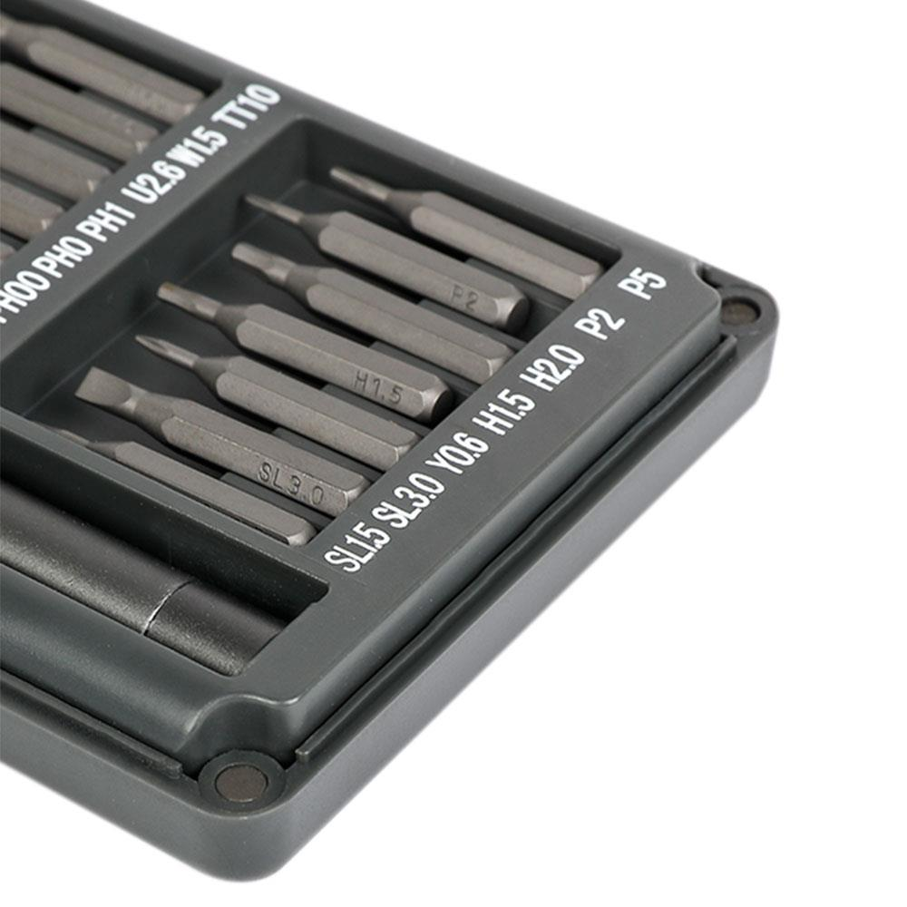 Gri bir kutuda etiketli çeşitli metal tornavida uçları bulunur.