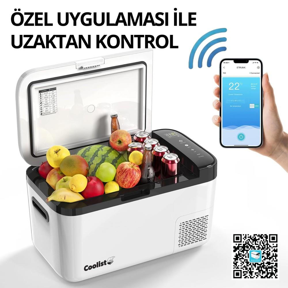 Meyve ve içeceklerle dolu açık beyaz soğutucu. Bir el akıllı telefon tutuyor.